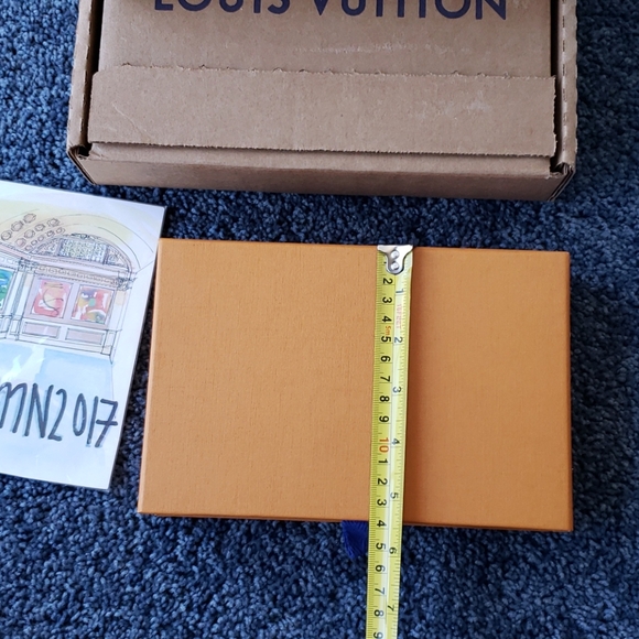 Louis Vuitton Gift Box and LV Ribbon - Picture 3 of 6